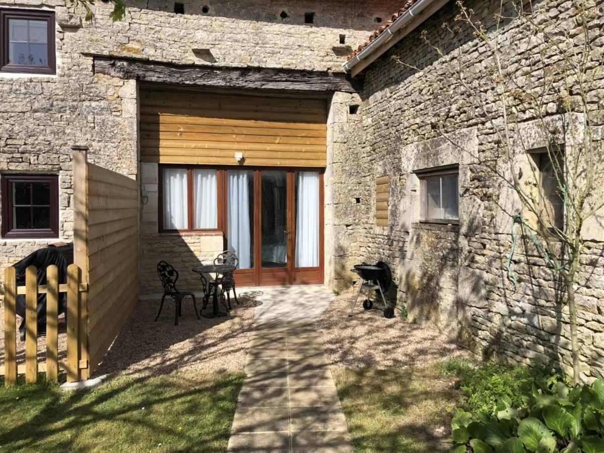 Blacksmiths Apartment in Blanzay - 1 bed Exterior foto