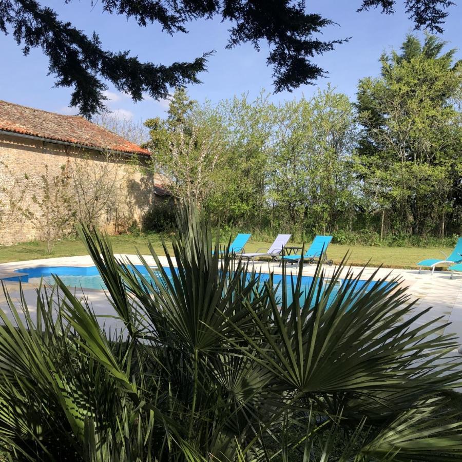 Blacksmiths Apartment in Blanzay - 1 bed Exterior foto